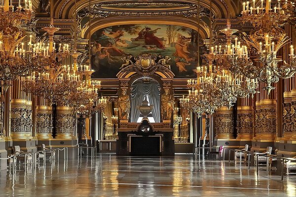 Candelabros altos en una iglesia con muchas bombillas