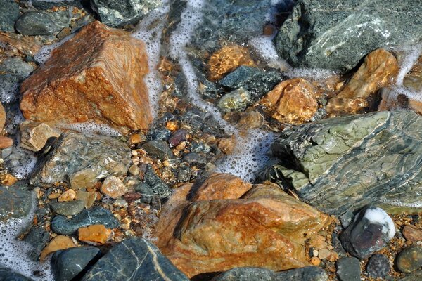 Kein Wasser fließt unter den Stein