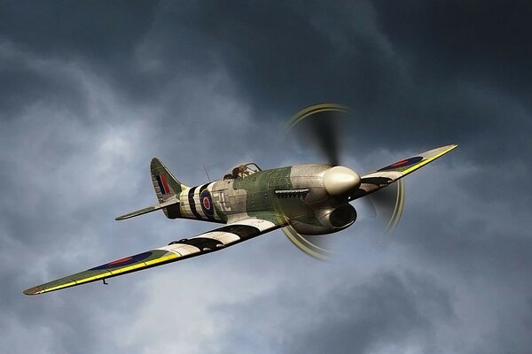 Avion militaire vole dans le ciel