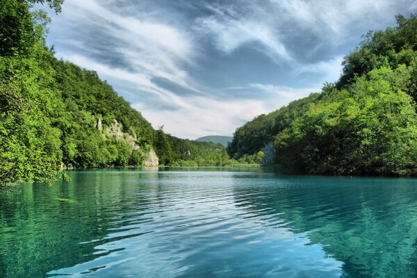 Acqua limpida del Lago di montagna