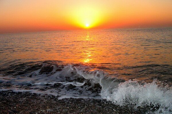 Coucher de soleil de feu sur fond de mer