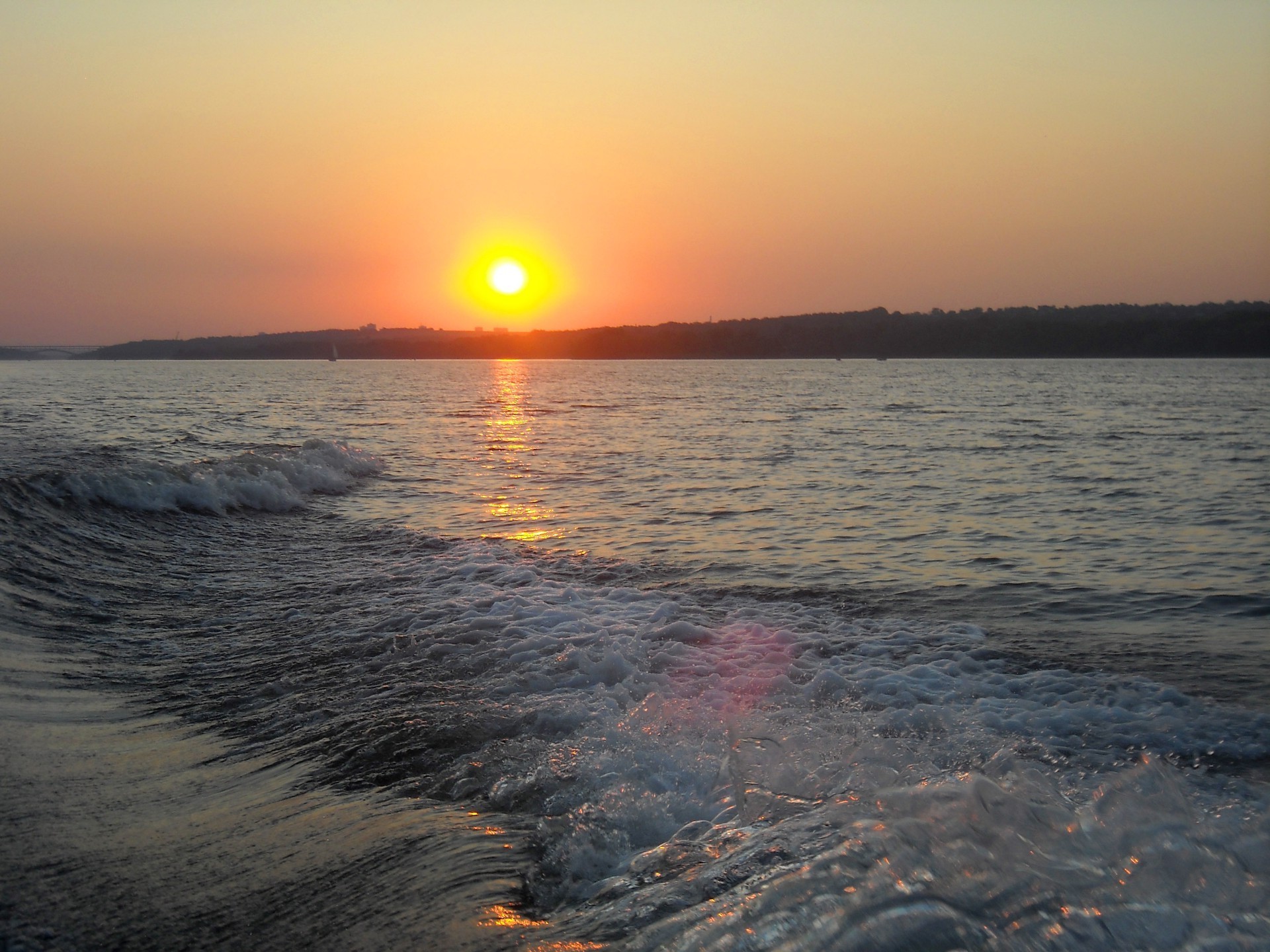 zachód słońca i świt zachód słońca woda wieczorem świt słońce zmierzch plaża ocean morze krajobraz morza odbicie