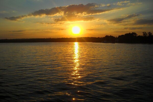 Reflejo del sol en el agua al atardecer