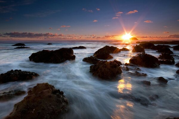 Hermosa puesta de sol y amanecer en la naturaleza