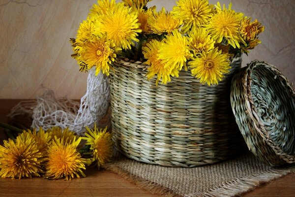 Belle carzina de fleurs. Décoration étonnante pour la maison