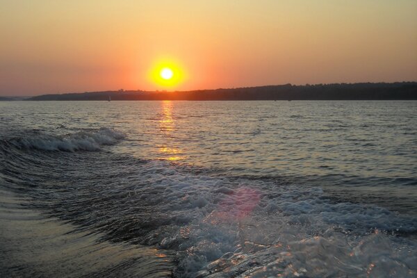 Sonnenuntergang auf dem Wasser vom Motorboot