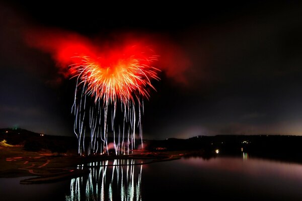 Schönes Feuerwerk über Wasser in der Nacht