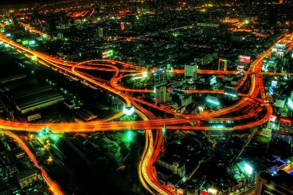 Tráfico de coches en las carreteras de la ciudad