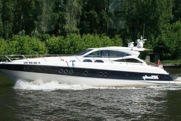 Bootsfahrzeugtransportsystem Boot auf dem Wasser