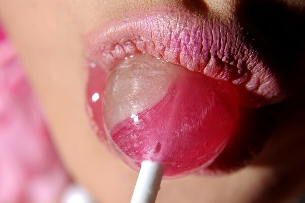 Weibliche Lippen und Lollipop