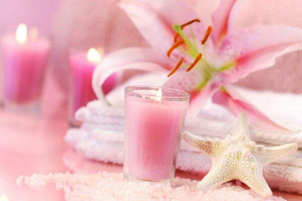 Relaxamento. Velas cor-de-rosa e fragrância de lírios