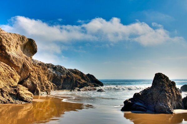 Screensaver waves and stones in the water, blue sky