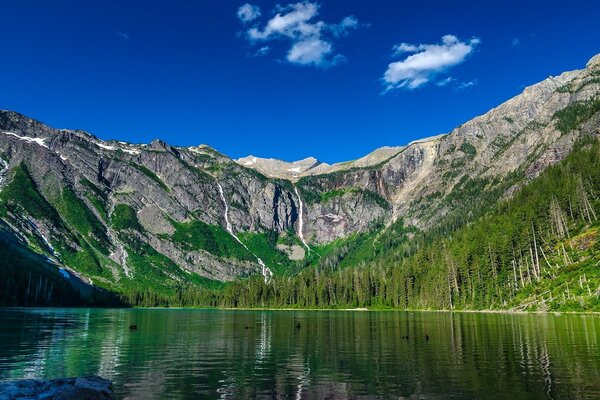 一座山和蓝天的背景上的湖