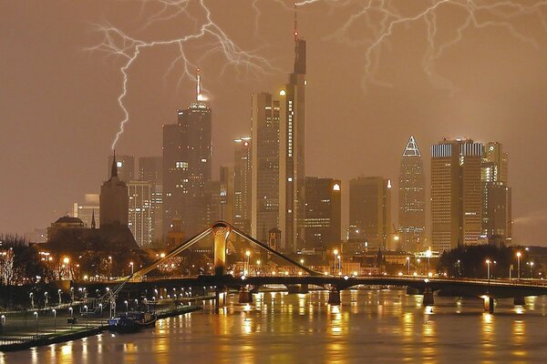 闪电在城市的高层建筑附近的桥梁