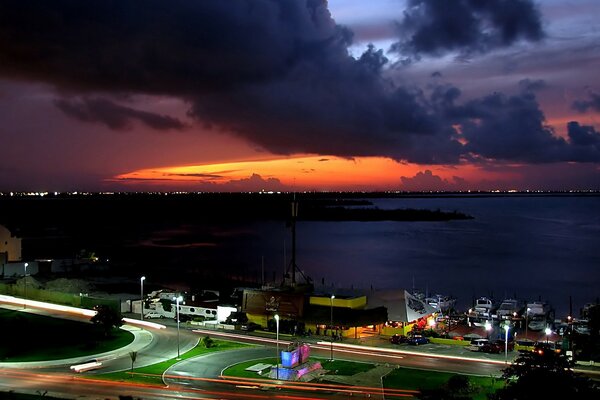 Cruce de carreteras por la noche