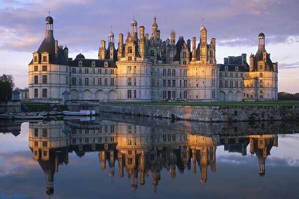 Vieux château au milieu de l eau