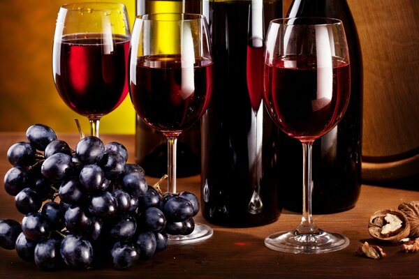 Grapes and red wine in glasses