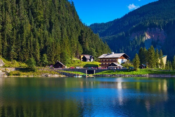 Hotel junto al lago entre las montañas