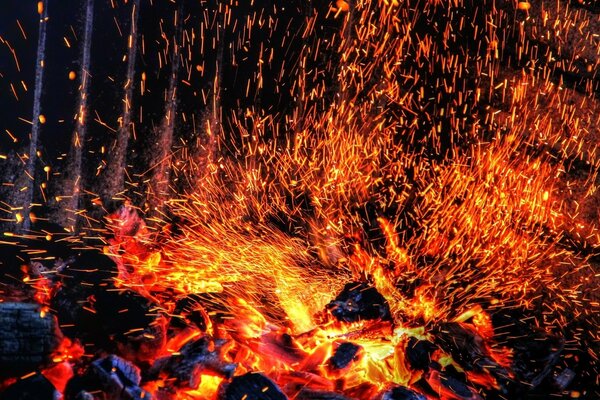 Flamme étincelante sur fond noir