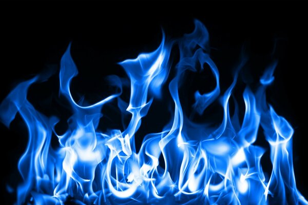 Blaues Feuer auf dunklem Hintergrund