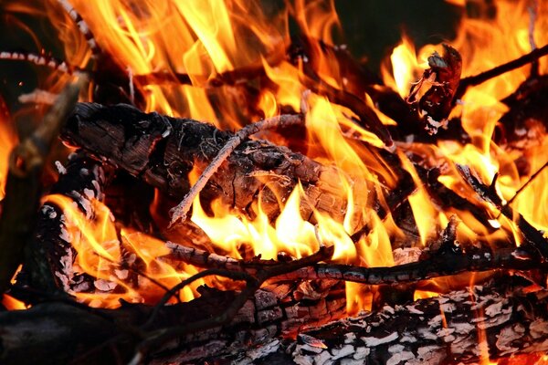 La flamme du feu réchauffe les OS