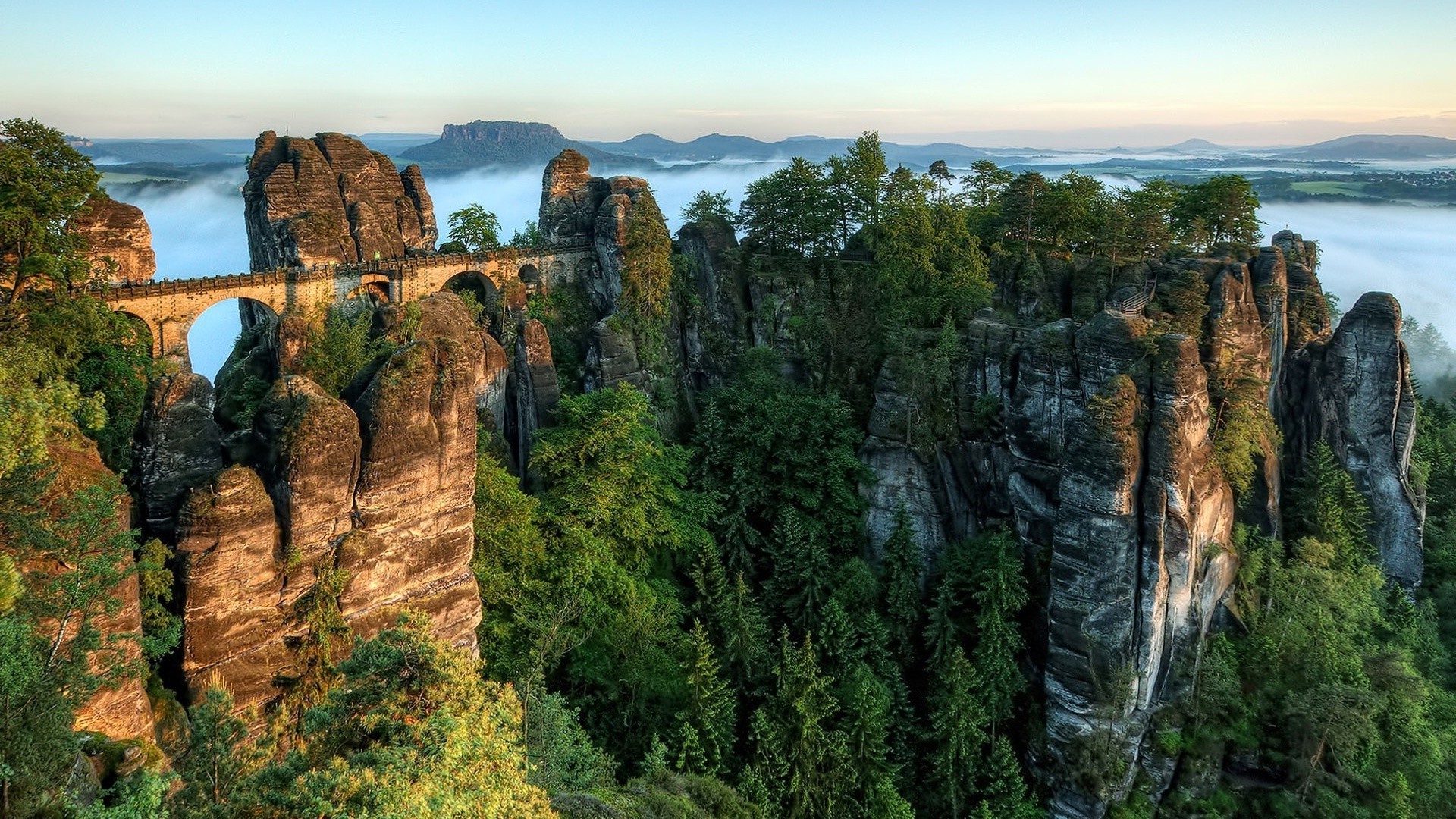 岩石 巨石和石头 巨石和石头 自然 景观 岩石 旅游 风景 天空 水域 户外 岩石 夏季 奇观 旅游 山 石 海 景观