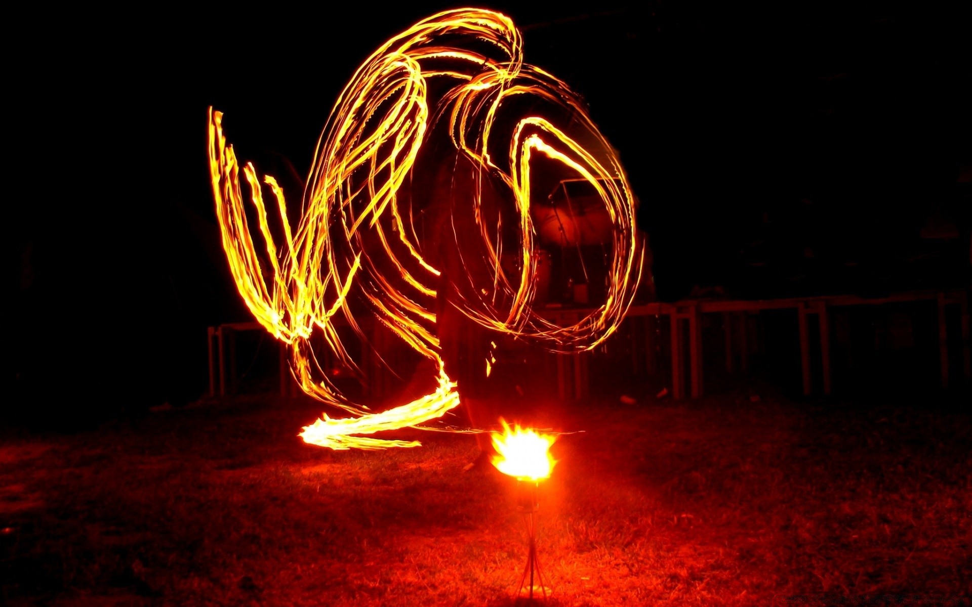 feu flamme brûlé chaud lumière flou énergie