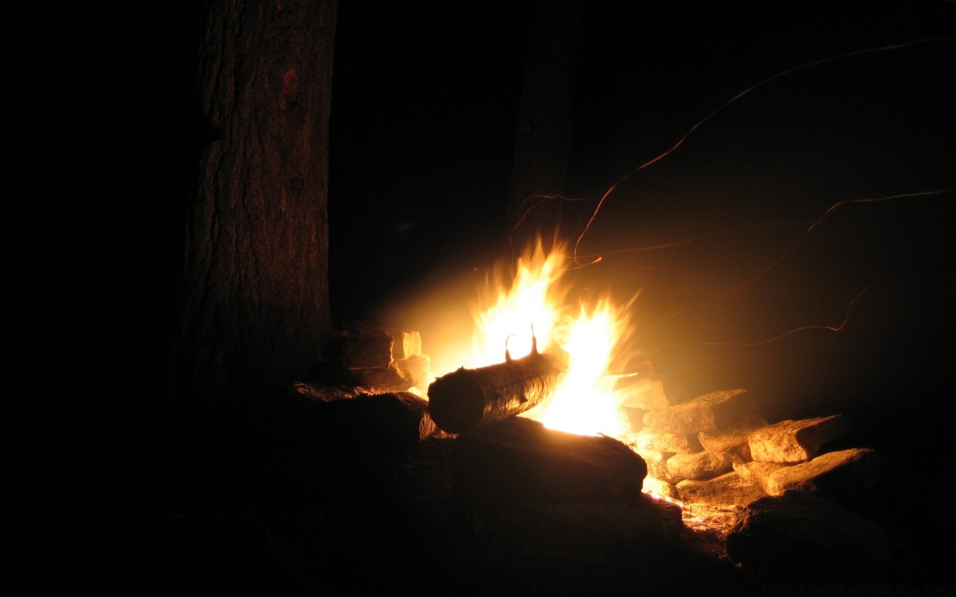 feu flamme feu de joie chaud fumée brûler feu de joie chaleur cheminée brûlé énergie blaze feu sombre chaleur bois de chauffage inferno