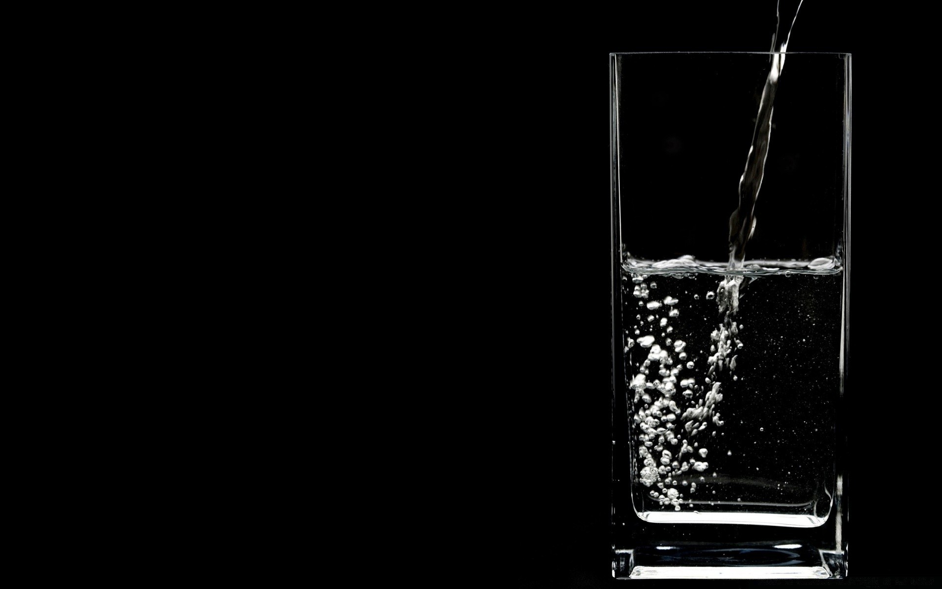 gotitas y agua vidrio beber monocromo oscuro escritorio