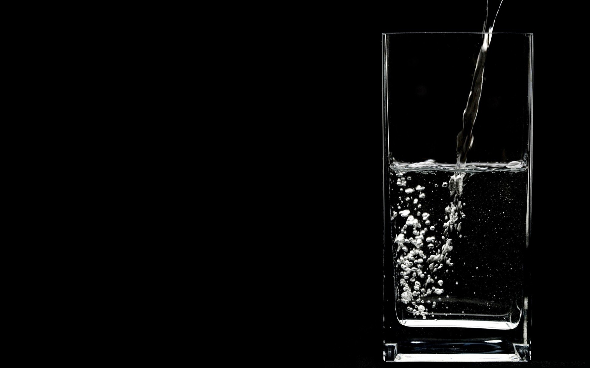 droplets and water glass drink monochrome dark desktop