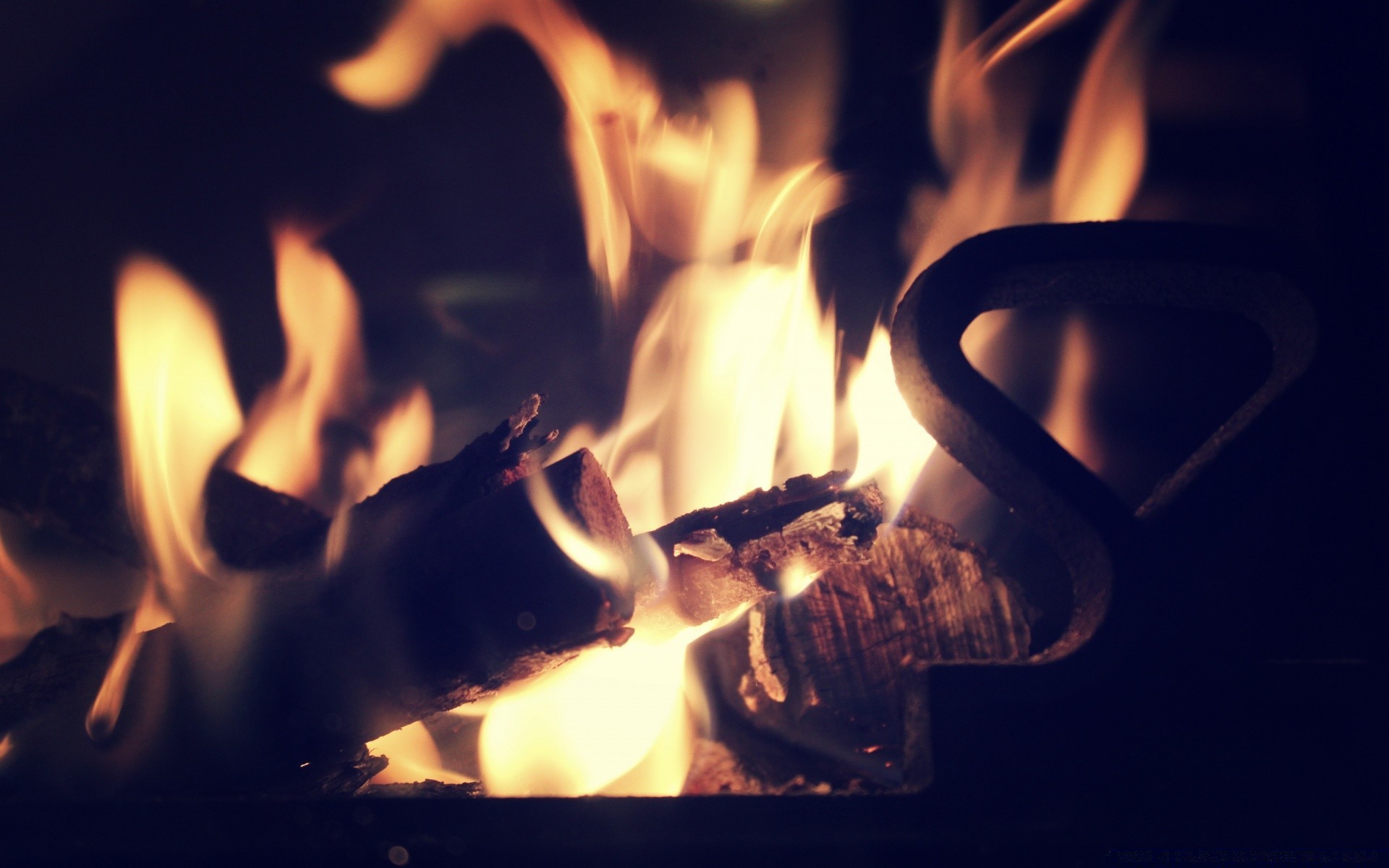 fogo chama quente calor fogueira queimar lareira calor queimado acender fogueira perigo lenha escuro luz fumaça