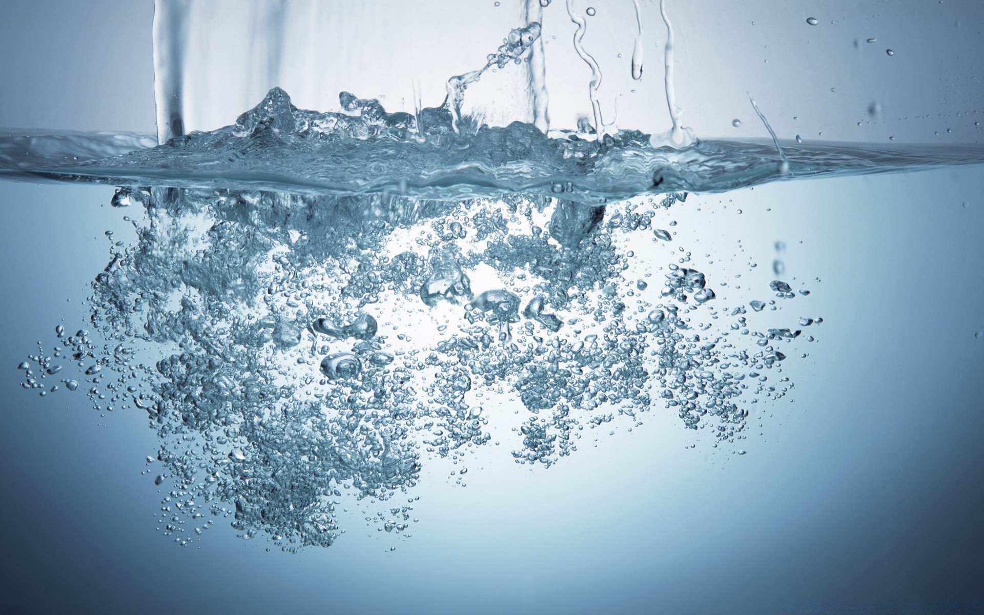 gotitas y agua frío burbuja agua mojado movimiento gota limpio bajo el agua claro líquido splash limpio fresco beber ondulación congelado sed vidrio