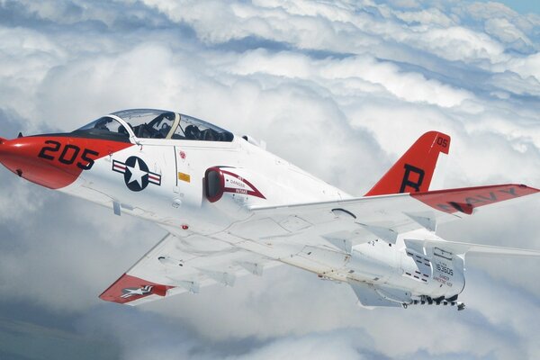 Avión militar en el cielo