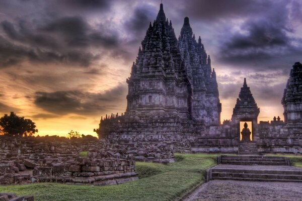 Ancien temple au Pérou au coucher du soleil