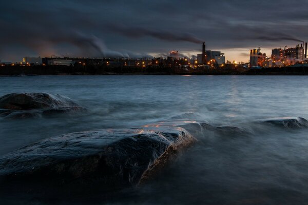 Image of a sunset and a city by the sea