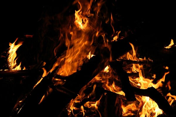 Flamme de feu dans la nuit