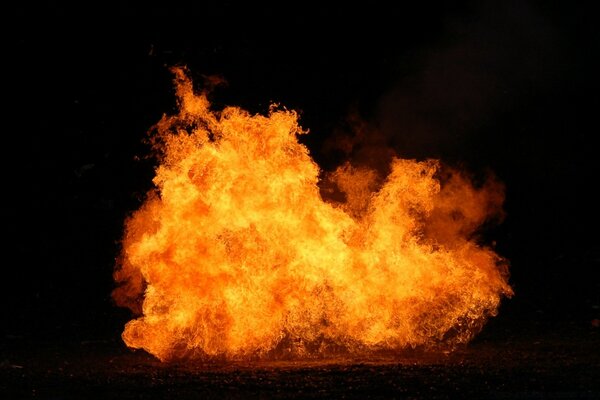 Fuego ardiente sobre fondo negro