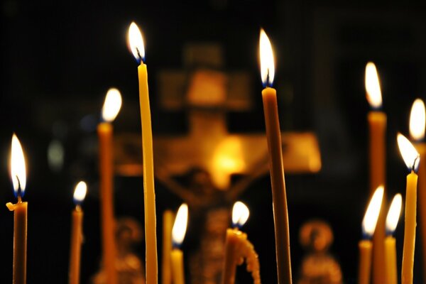 Velas de cera se queman en el templo