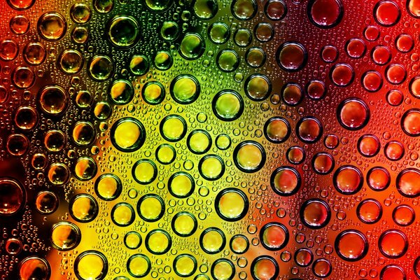 Gotas de rocío en una ventana empañada