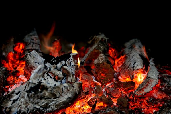 Brennendes Lagerfeuer im Hintergrund der Nacht