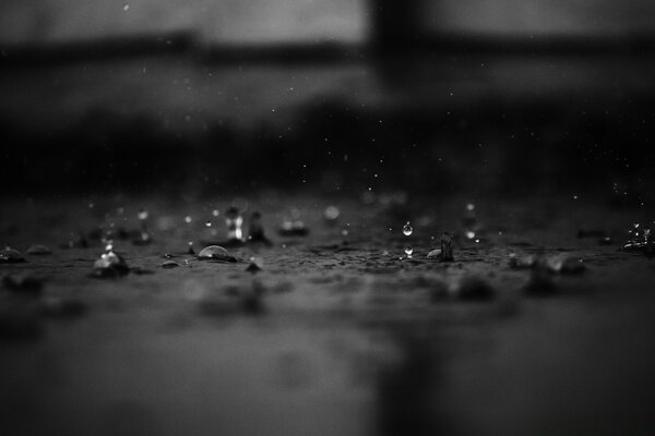 Gouttes de pluie sur l eau