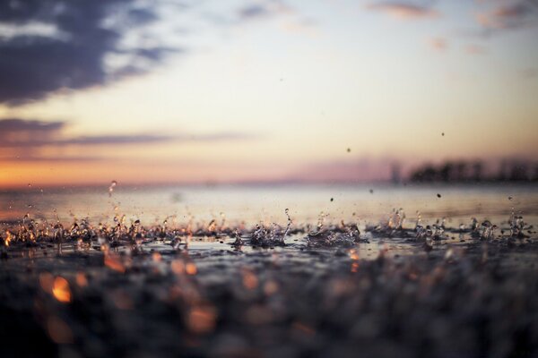 Regentropfen am Abendstrand in der Nähe