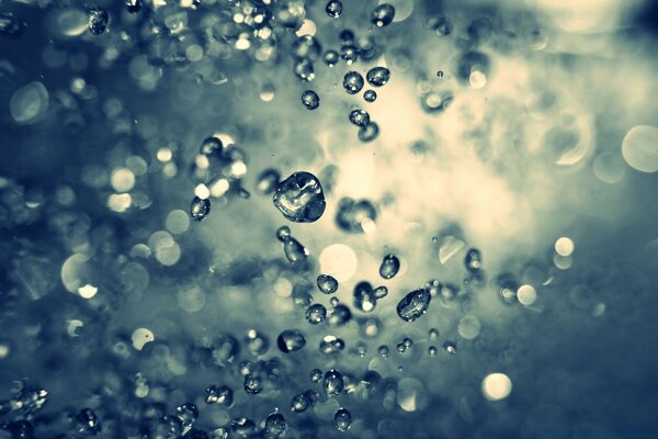 La pureza de la lluvia en gotas de agua burbujas