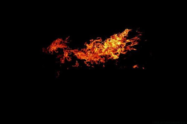 Fuego ardiente sobre fondo negro