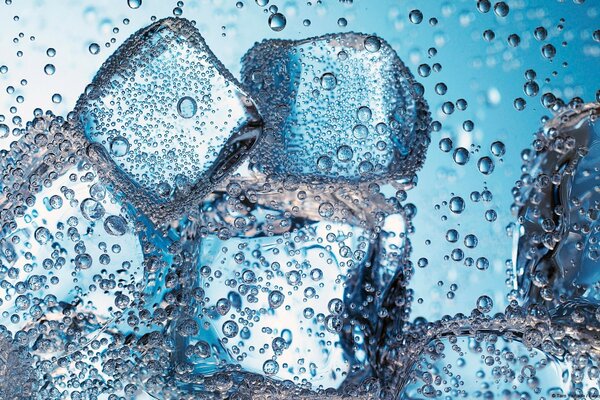 Cubetti di ghiaccio in acqua frizzante