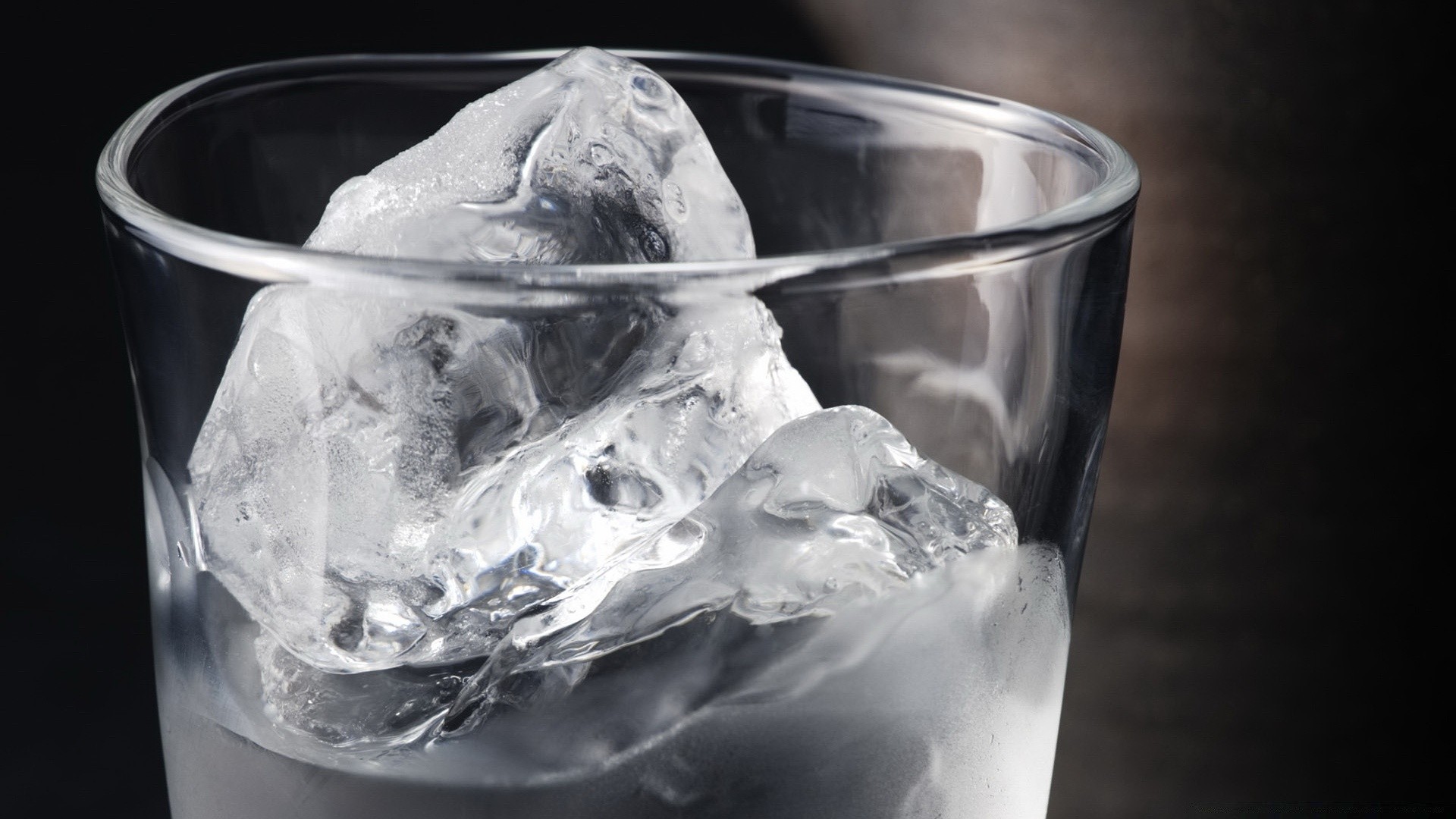 tröpfchen und wasser eis kalt trinken glas erfrischung cool gefroren flüssigkeit bar nass blase wasser tropfen durst sauber würfel cocktail klar tasse