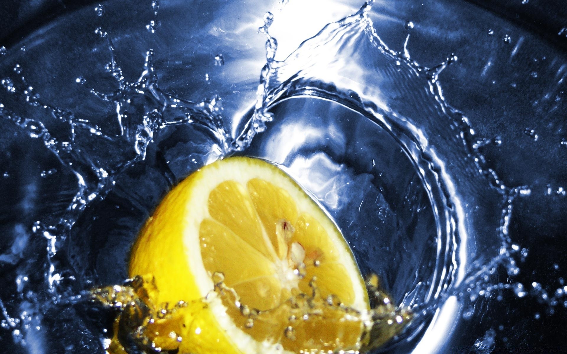 tröpfchen und wasser nass wasser tropfen spritzen blase trinken flüssigkeit welligkeit kälte fluss bewegung sauber gesundheit gesund unterwasser sauber erfrischung klar obst