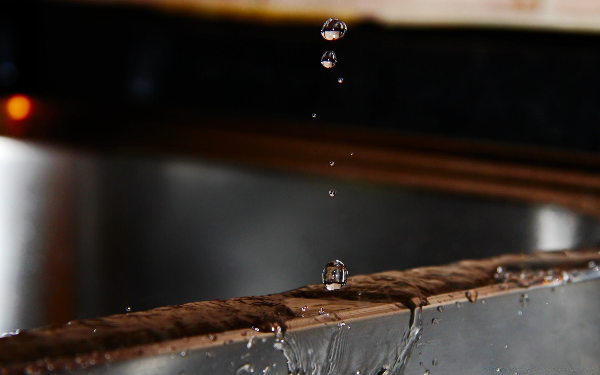 gotas y agua lluvia madera desenfoque caída reflexión acción