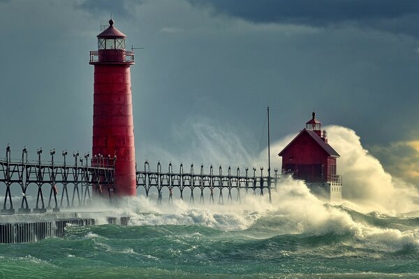 Un océan déchaîné avec un phare