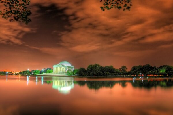 Hermoso reflejo en la superficie del agua